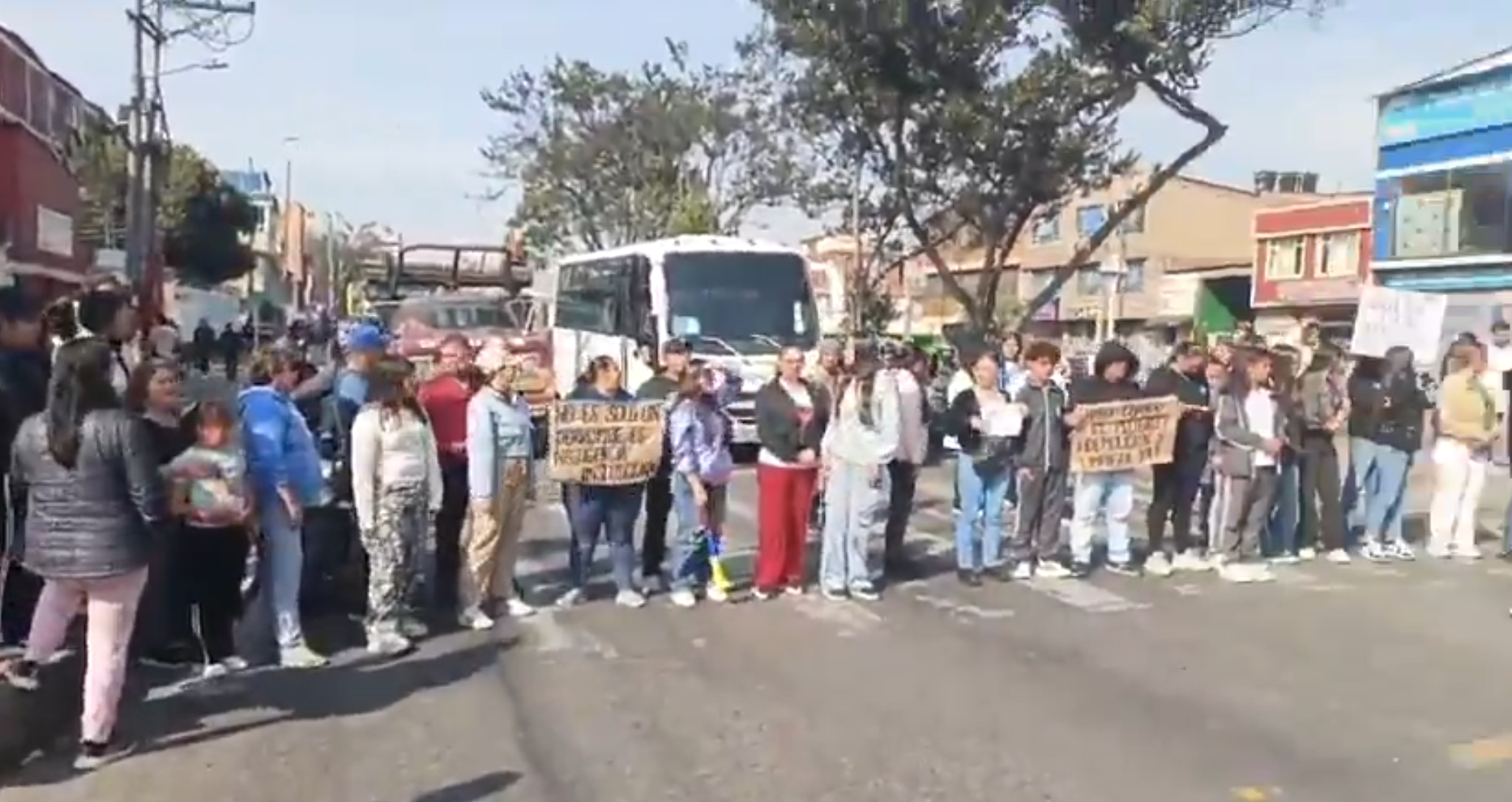 Manifestantes Av. Agoberto Mejía con calle 57A sur.