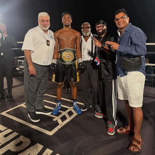 El caucano David Santiago Bedoya, orgulloso de haber logrado el campeonato mundial de boxeo superwelter Latino de la NBA.