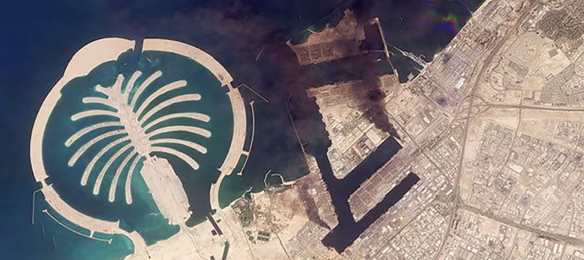 Columnas de humo se elevan sobre Dubái tras el impacto de un proyecto.