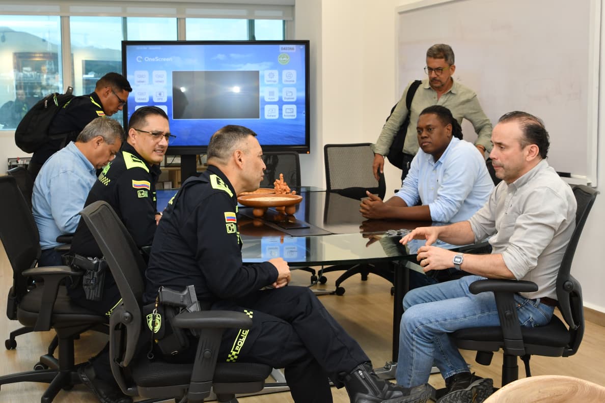 La primera reunión entre el alcalde de Cali, Alejandro Eder, y el general de brigada Herbert Benavídez, antes de asumir como comandante de la Policía de la ciudad.