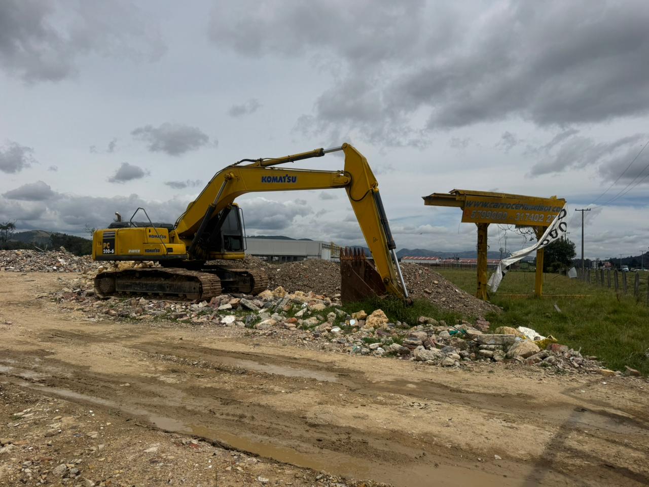 Durante la inspección se evidencia el acopio de material de excavación, fragmentos de concreto y ladrillos sin autorización ambiental.