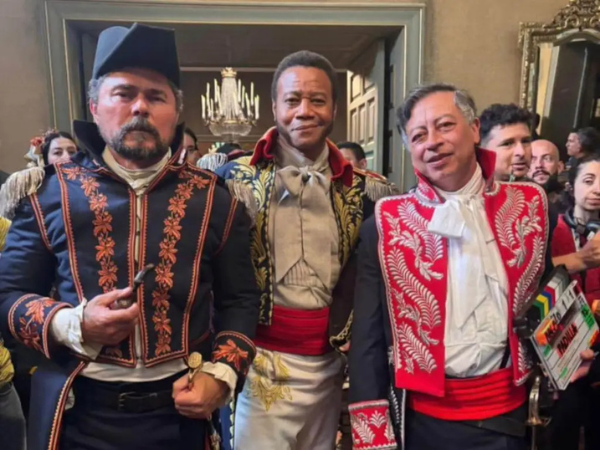Cuba Gording Jr, posa con el presidente Gustavo Petro