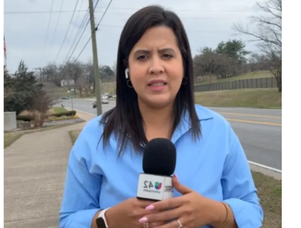 La mujer fue abordada mientras estaba en su vehículo.