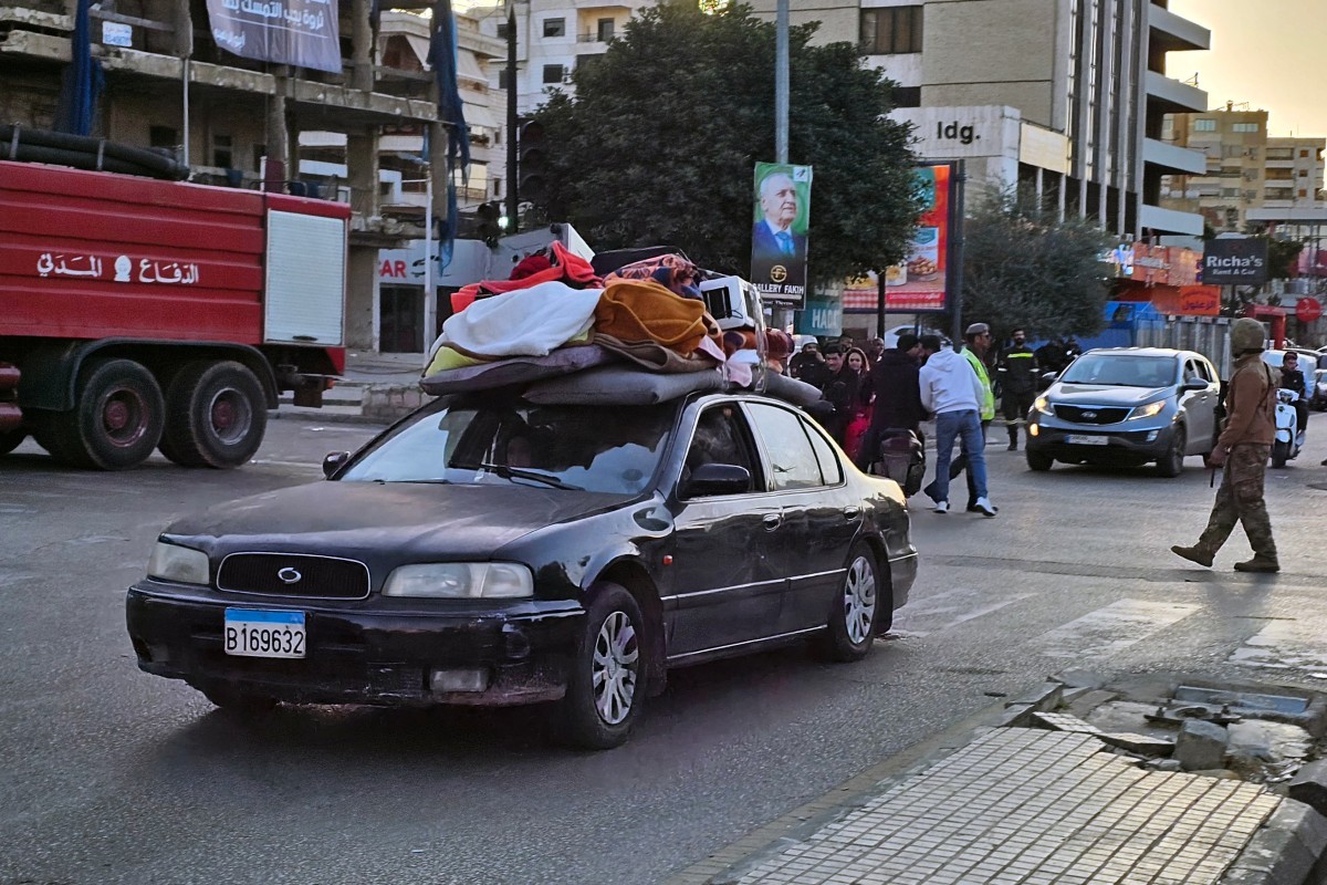 La gente se aleja de los suburbios del sur de Beirut, Líbano, tras la última advertencia israelí a los residentes para que evacuen el 5 de marzo de 2026