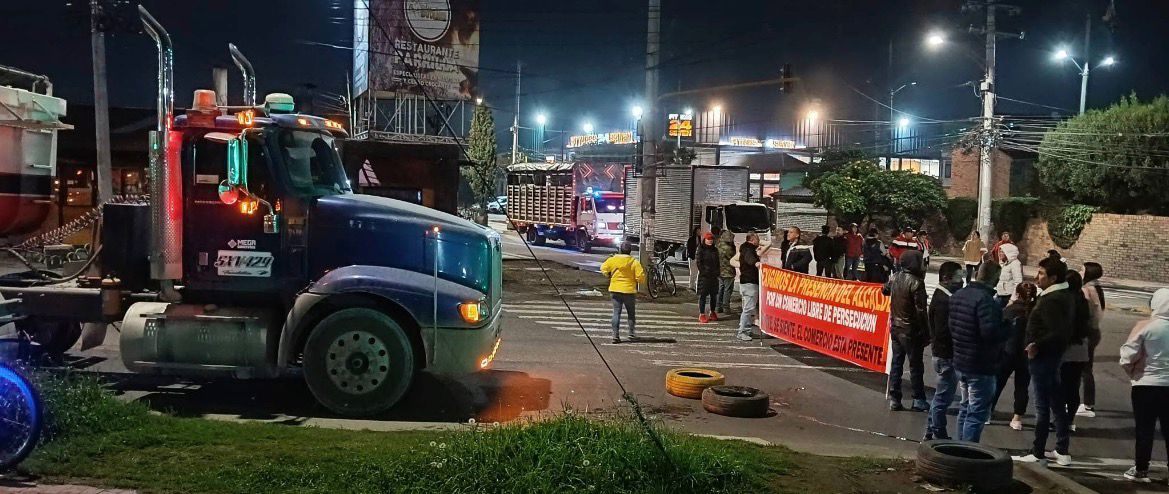 Comerciantes bloqueados en la avenida Pradilla desde la madrugada.