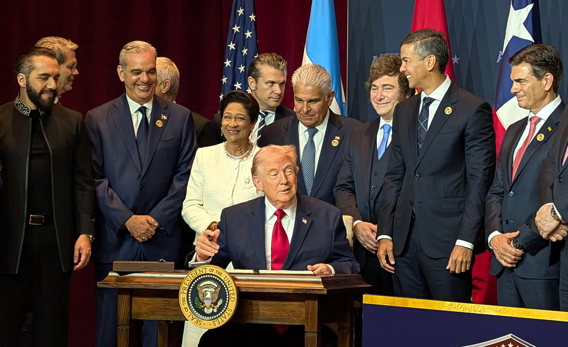 El presidente de Estados Unidos, Donald Trump (c), junto a mandatarios latinoamericanos durante la cumbre 
