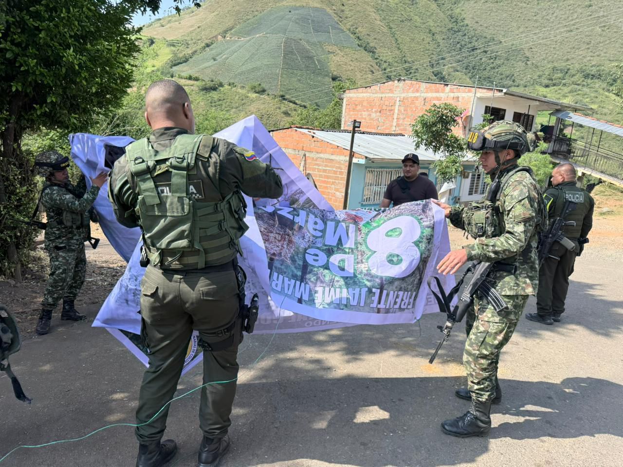 Soldados retiran una valla en Cauca de las disidencias de 'Iván Mordisco'.