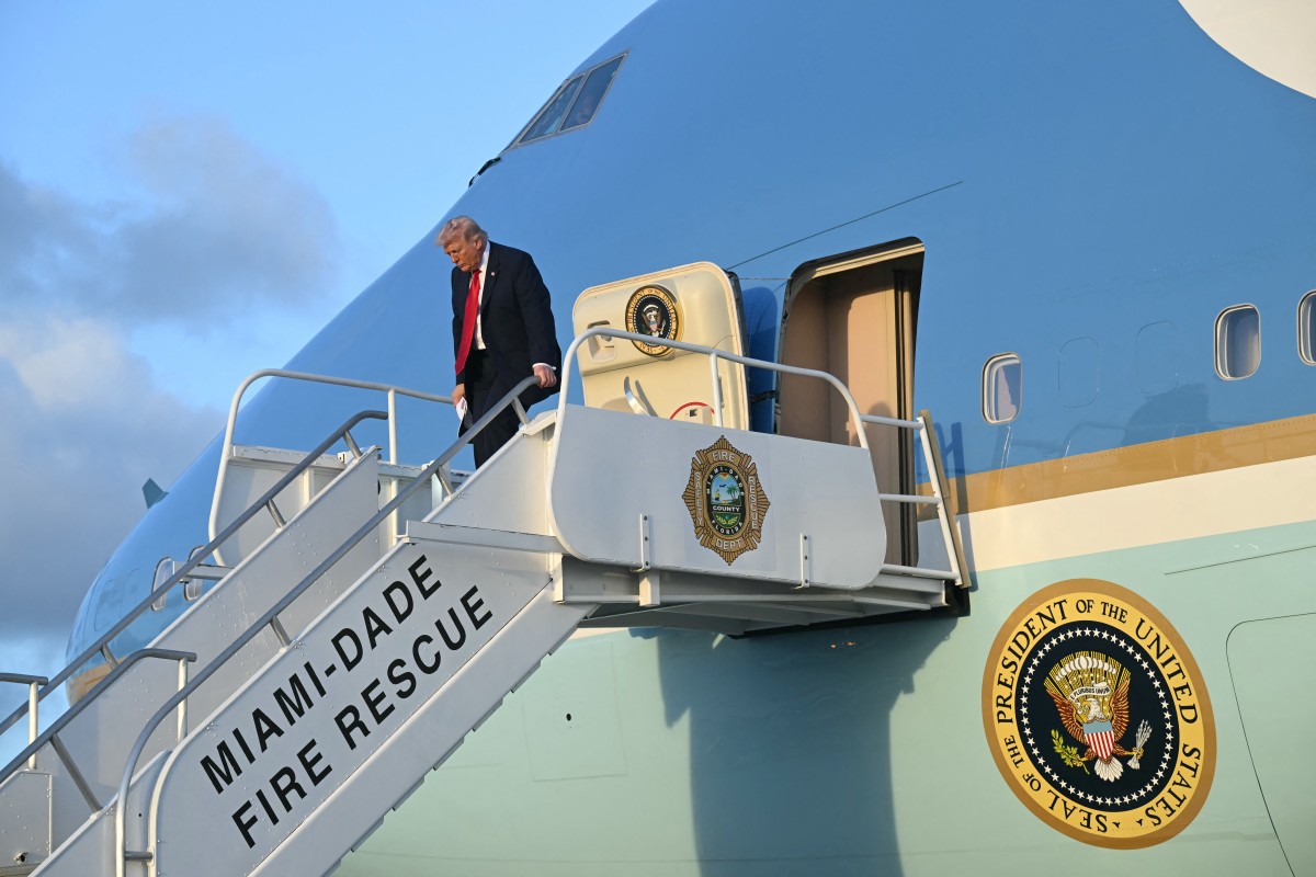 El presidente de Estados Unidos, Donald Trump, desembarca del Air Force One