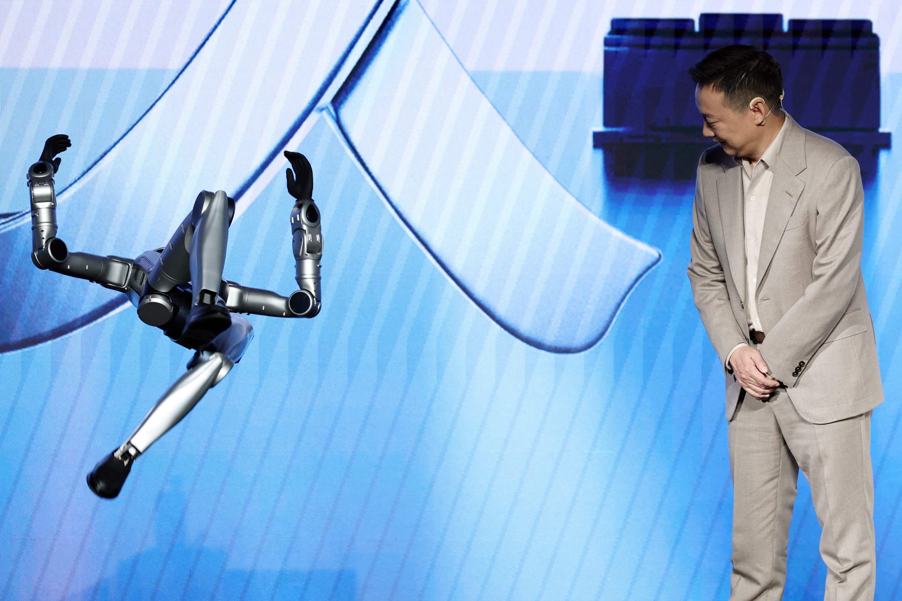 CEO-ul Honor, James Li, urmărește un robot umanoid efectuând o întoarcere înapoi în timpul prezentării Honor Robot Phone pe 1 martie.