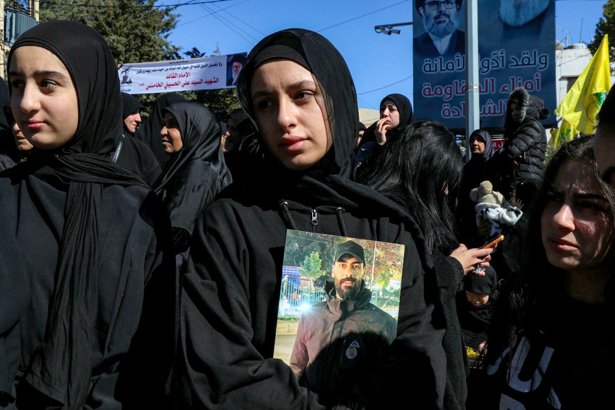 Dolientes lloran a las víctimas que murieron durante una operación israelí en la aldea de Nabi Sheet, en el este del valle de la Bekaa, Líbano