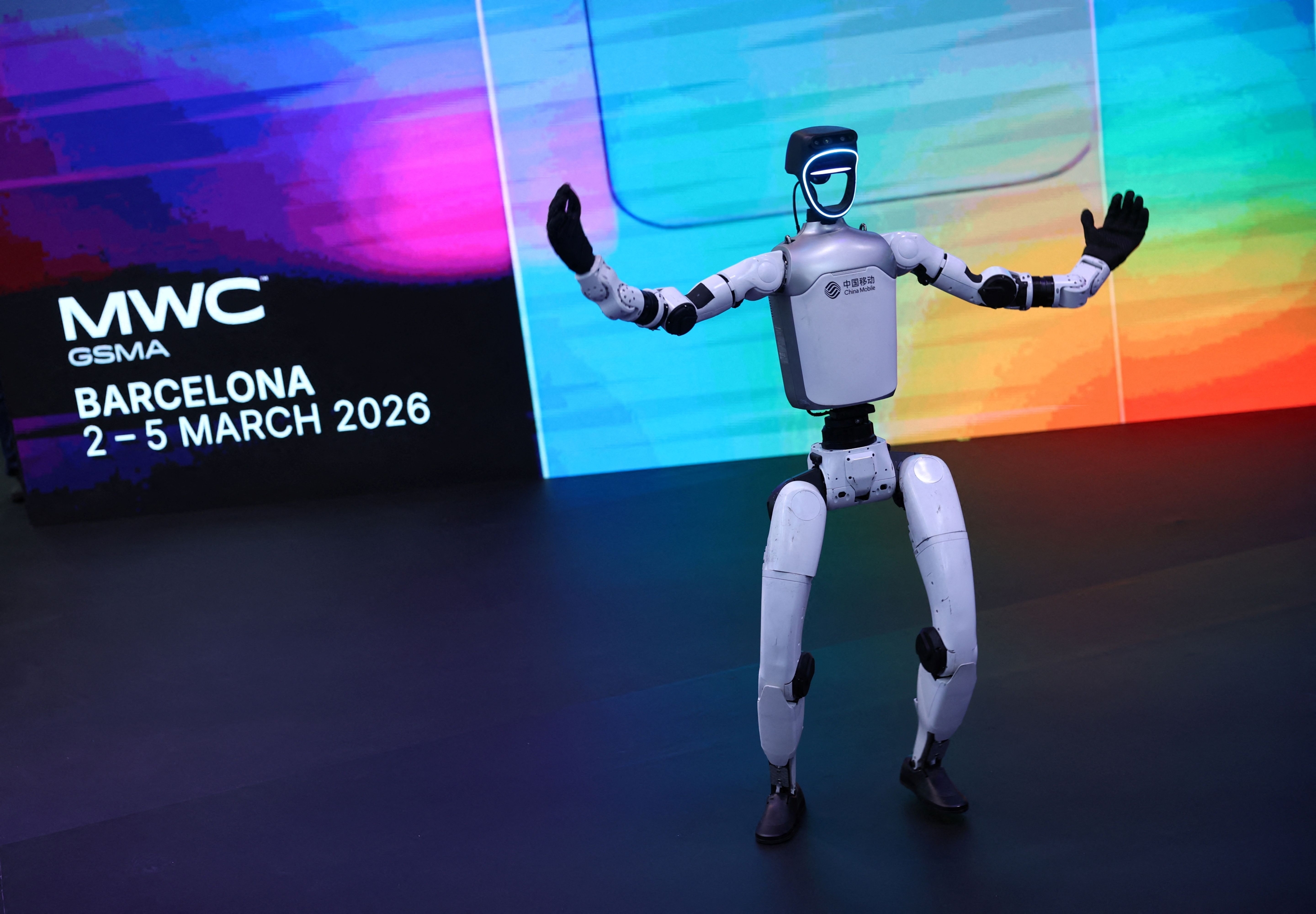 Un robot China Mobile dansează în timpul Mobile World Congress din Barcelona.