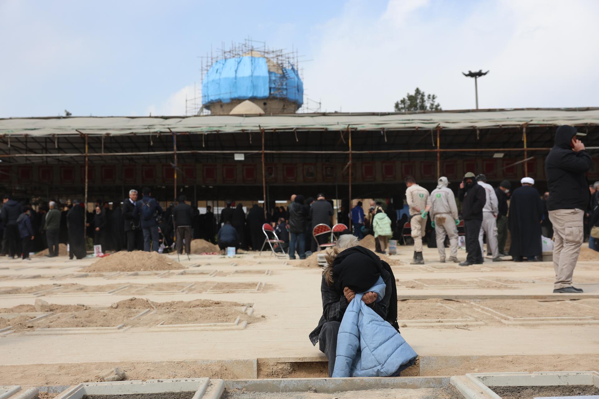raníes asisten al funeral de las víctimas del conflicto entre Irán, Israel y Estados Unidos en el cementerio Behesht Zahra, al sur de Teherán, Irán, el 9 de marzo de 2026.