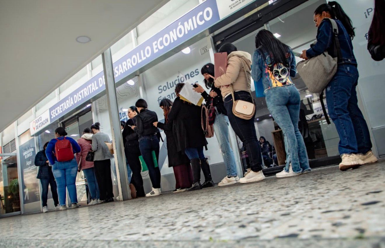 La Secretaría de Desarrollo Económico anunció más de 2.200 vacantes laborales disponibles en Bogotá durante esta semana.