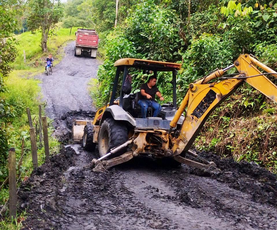 Maquinaria amarilla trabaja en distintos corredores viales de Cundinamarca para retirar material y atender emergencias por lluvias.