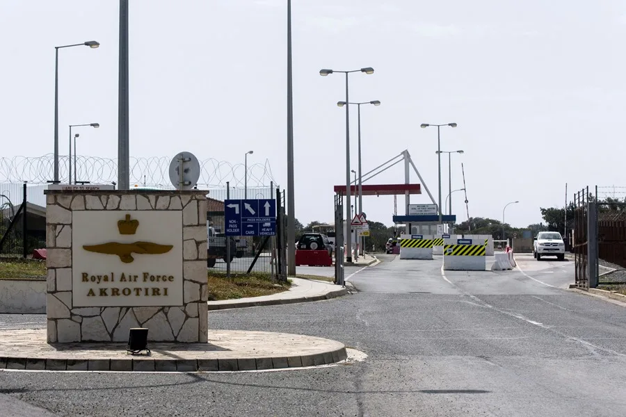 Un dron de fabricación iraní tipo Shahed impactó la base aérea británica de RAF Akrotiri, en el oeste de la isla, causando daños menores.