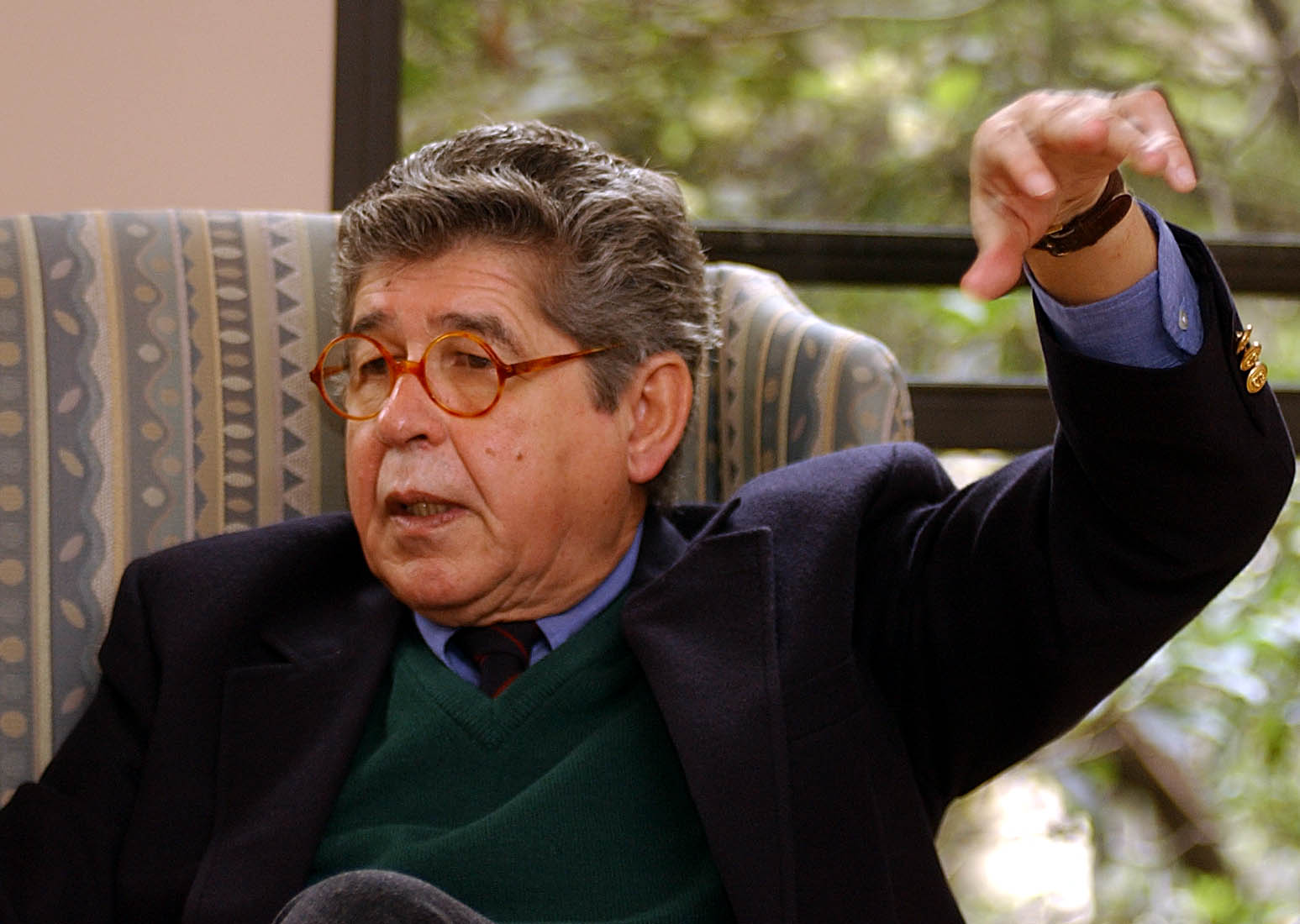 Alfredo Bryce Echenique, de visita en Colombia en 2002 cuando lanzó su novela ' El huerto de mi amada', ganadora del premio Planeta ese año.