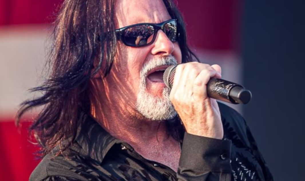 Tommy DeCarlo, vocalista de la banda Boston