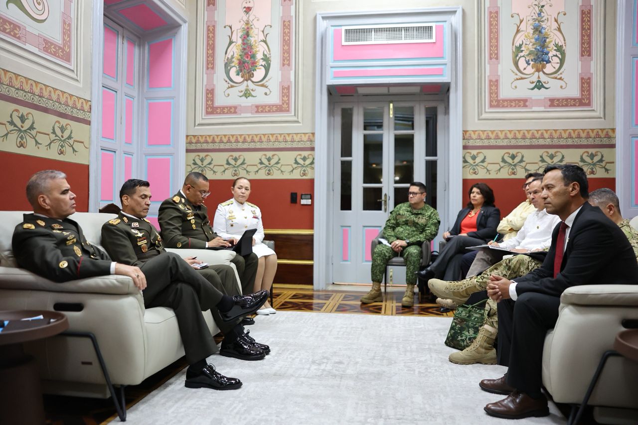 Venezuela ve Kolombiya Savunma Bakanları arasında toplantı.