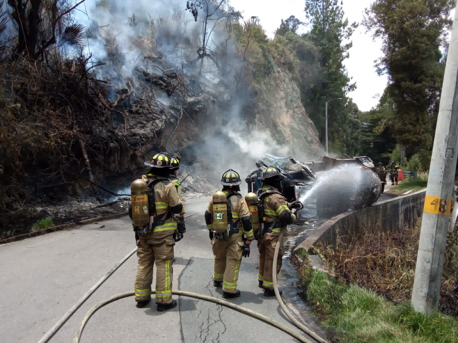 Emergencia por volcamiento de carrotanque con GLP en la vereda Alboreto, cerca del peaje entre Bogotá y La Calera.