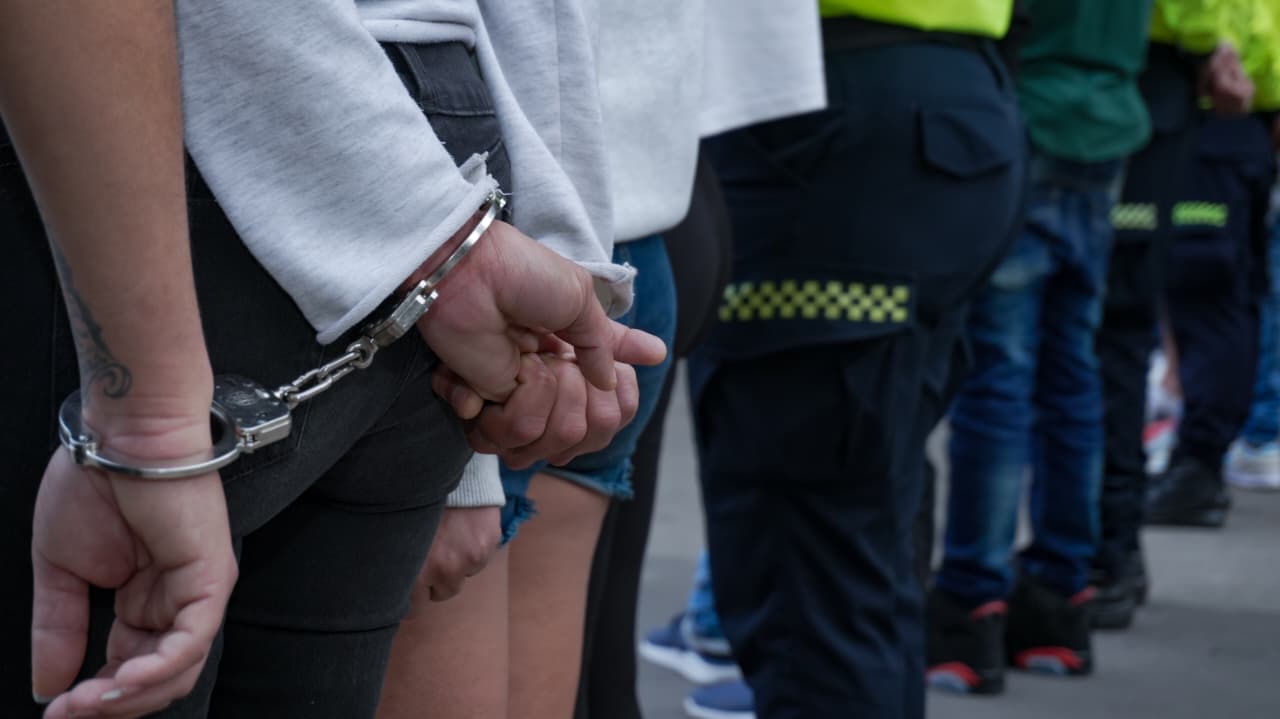 Trece personas fueron capturadas por su presunta participación en la venta de estupefacientes en el parque Santander.