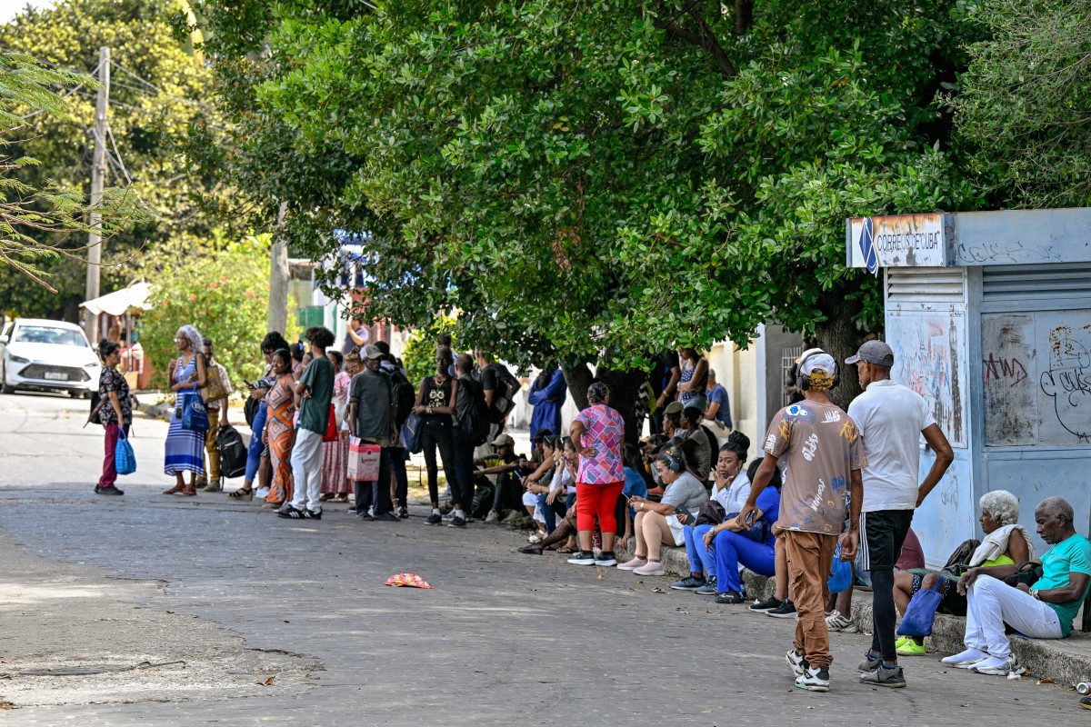 Personas esperan en una parada de bus en La Habana, Cuba, durante un apagón el 16 de marzo de 2026