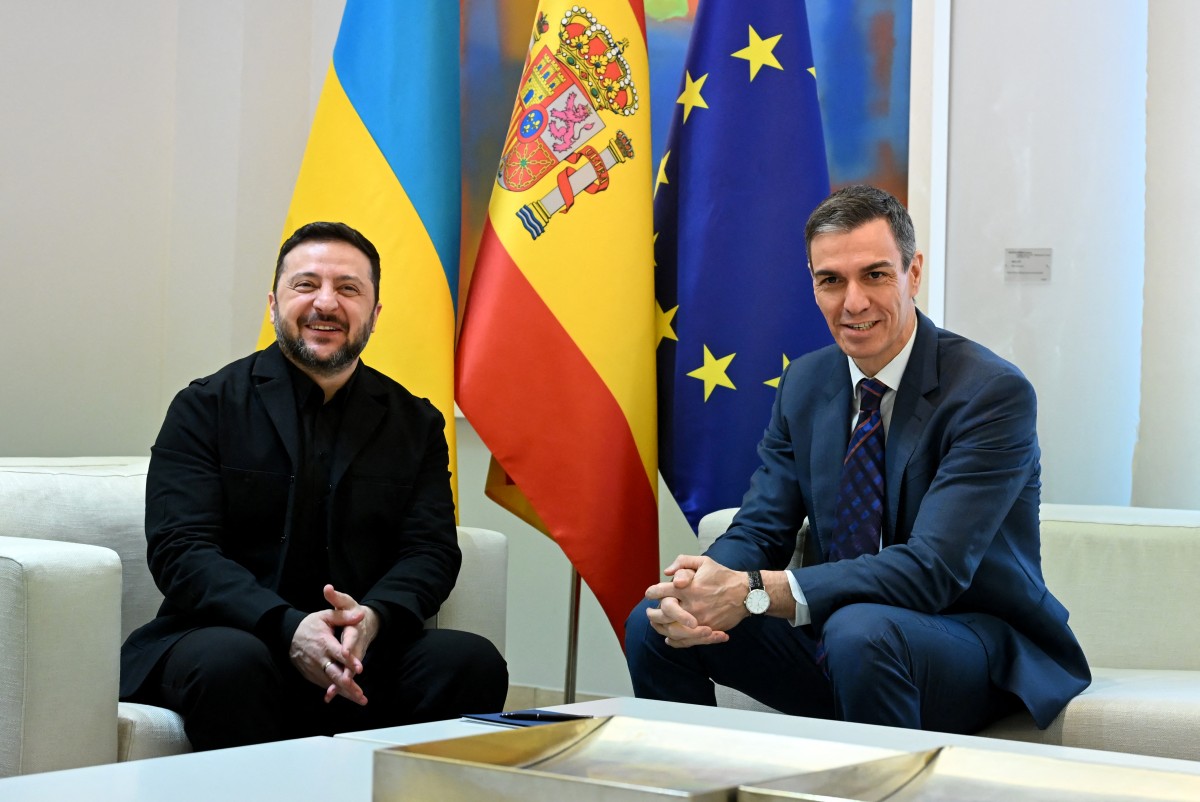 El presidente del Gobierno español, Pedro Sánchez (derecha), y el presidente de Ucrania, Volodímir Zelenski