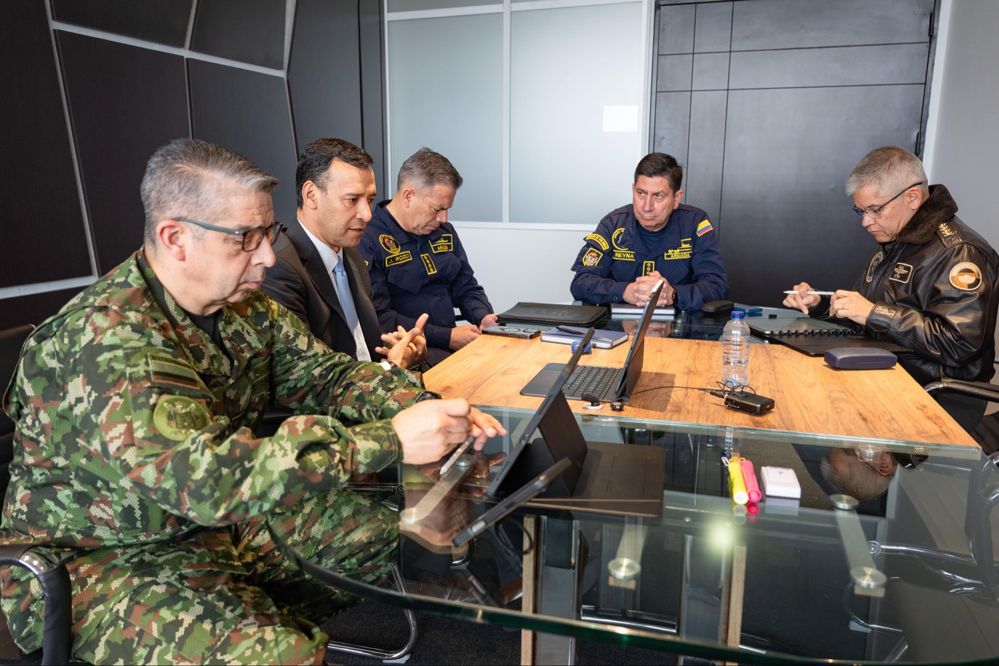 Reunión del mindefensa y la cúpula con sus homólogos de Ecuador.