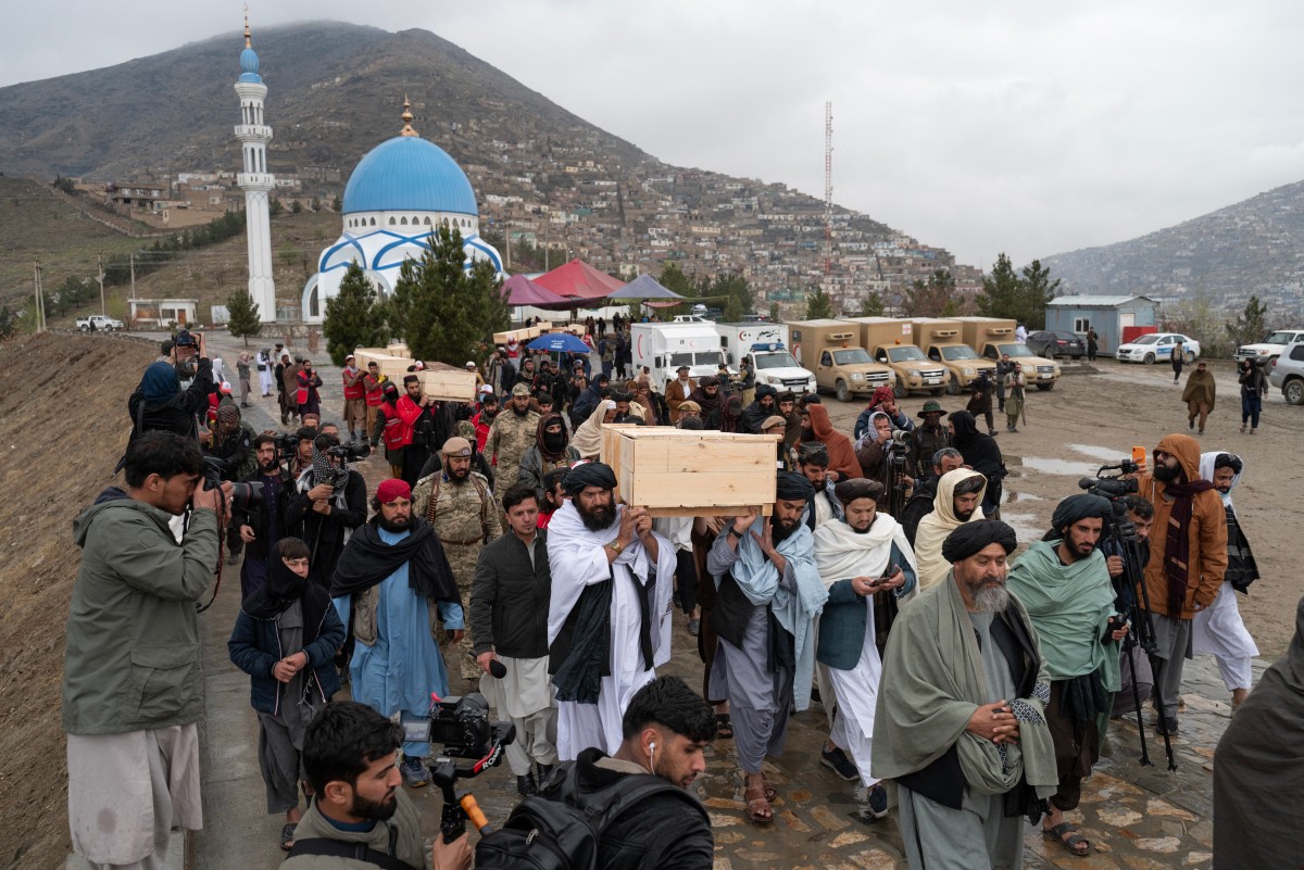 Funerales en Afganistán de algunas de las cientos de víctimas de un ataque paquistaní.