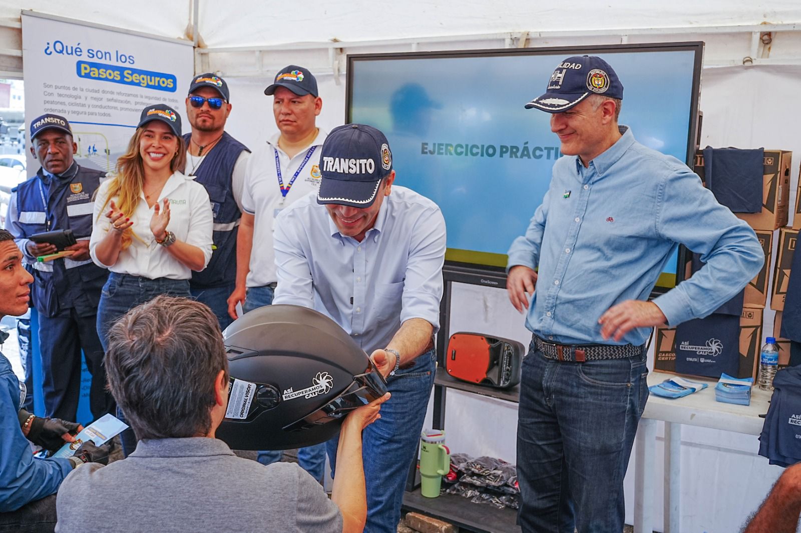 El alcalde de Cali, Alejandro Eder, entregando cascos a motociclistas para proteger sus vidas.