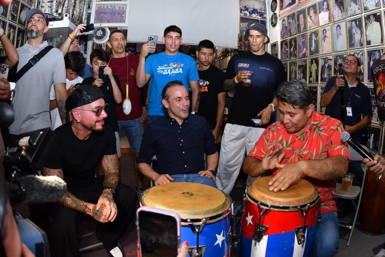 J Balvin en Cali con el alcalde Alejandro Eder.