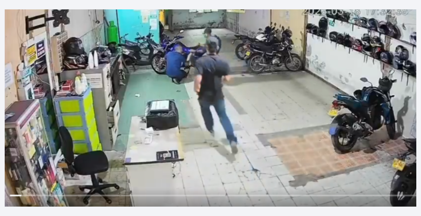 En video quedaron dos hombres que presuntamente robaron a un ciudadano en un tallero de motos de Cali