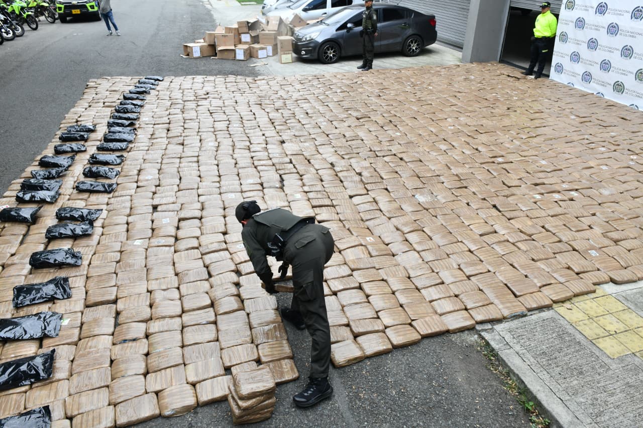Gigantesca incautación de drogas enviadas por disidentes del Cauca a banda criminal en Medellín.