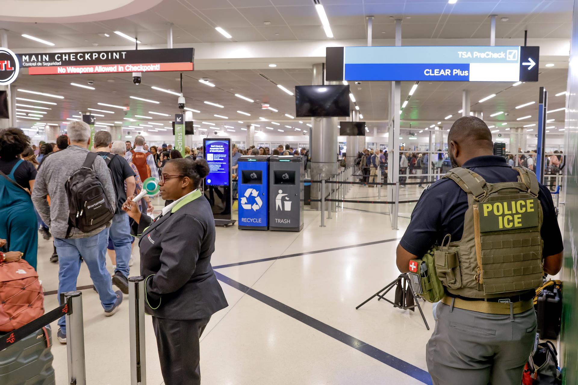 Estados Unidos despliega a los agentes de inmigración en catorce aeropuertos