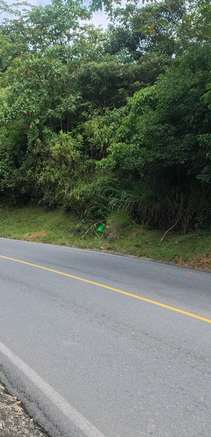 Cilindros sospechosos en la vía Panamericana, en el Cauca.