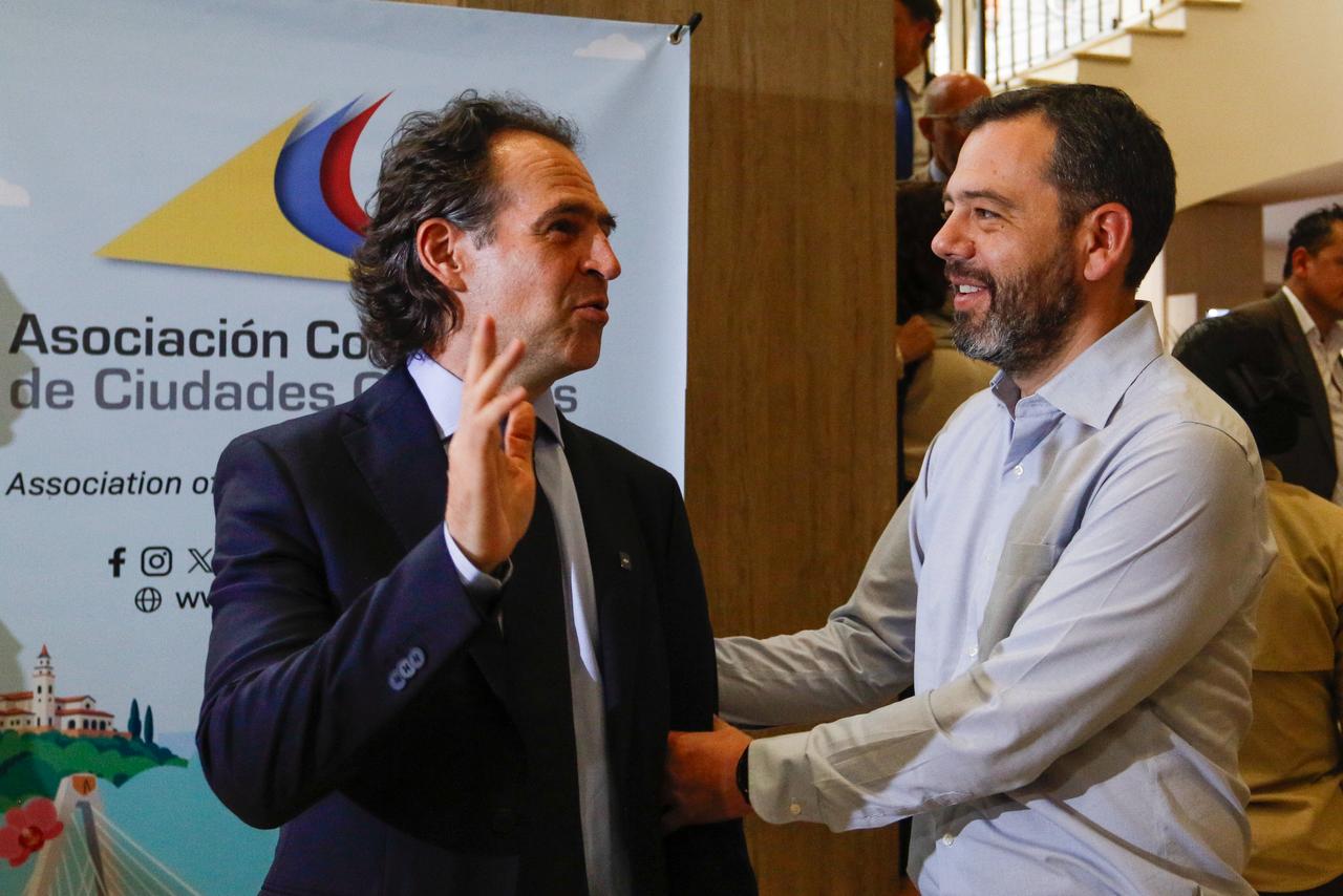 Federico Gutiérrez alcalde de Medellín y anfitrión de la asamblea general de Asocapitales 2026, y Carlos Fernando Galán, alcalde de Bogotá y presidente del organismo.