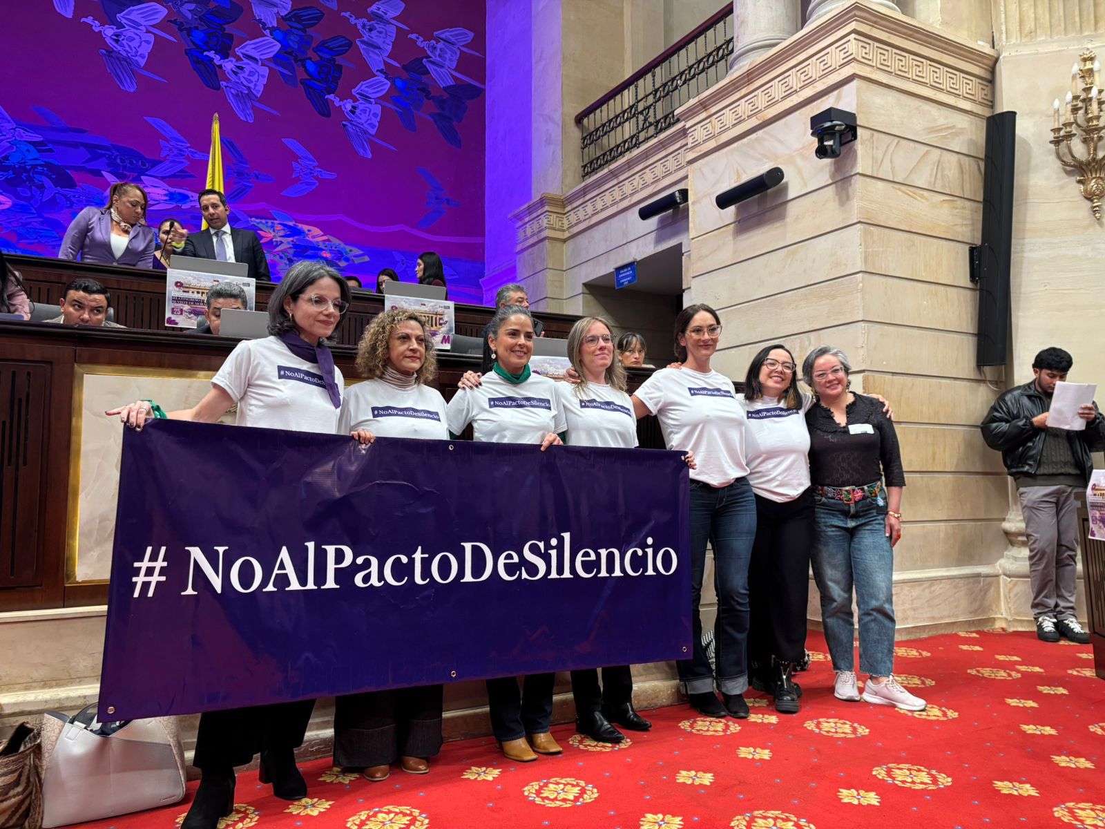 Periodistas y líderes de opinión en sesión del Congreso dedicada a la mujer.