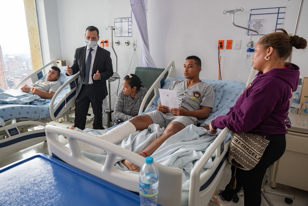 El ministro de Defensa en su visita a los heridos.