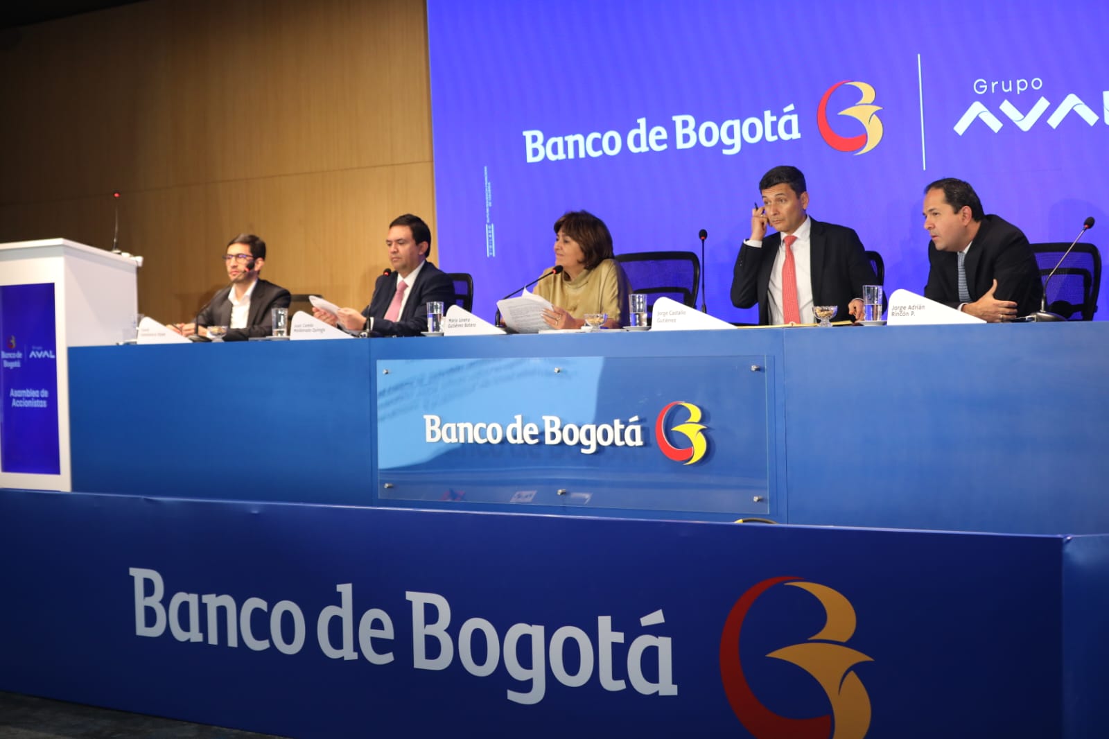 María Lorena Gutiérrez, David Salamanca, Juan Camilo Maldonado, Jorge Castaño y Jorge Adrián Rincón directivos del banco de Bogotá en la Asamblea Banco de Bogotá.