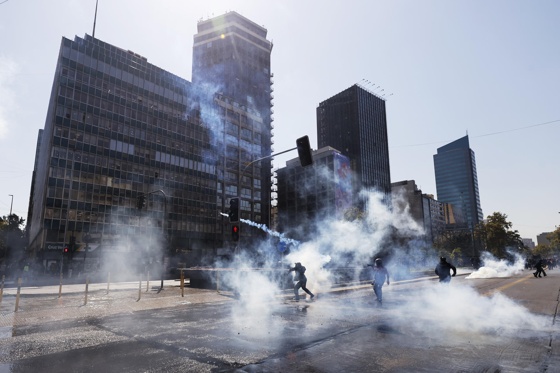 Manifestantes y la Policía de antidisturbios de Carabineros de Chile se enfrentan durante una manifestación en Santiago