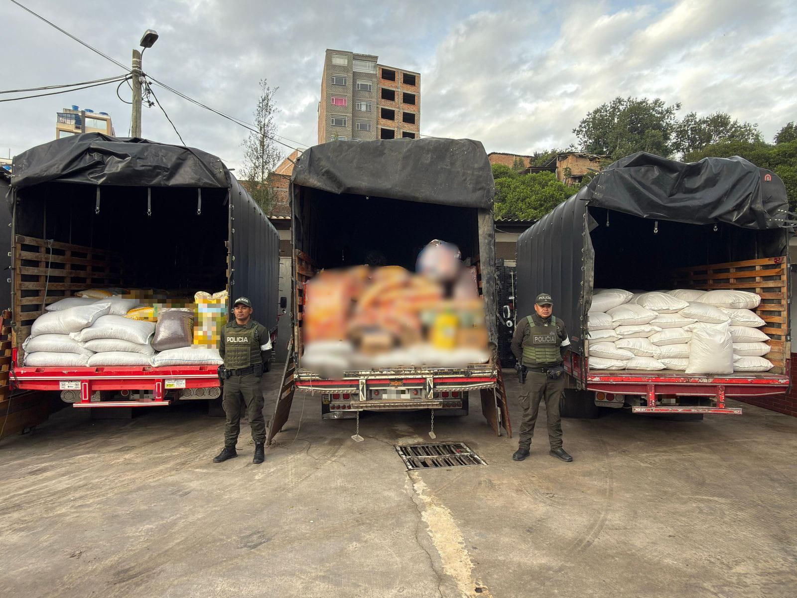 Más de 87 toneladas de alimentos perecederos de procedencia extranjera, fueron aprehendidos por las autoridades en Ipiales, NariñoCali