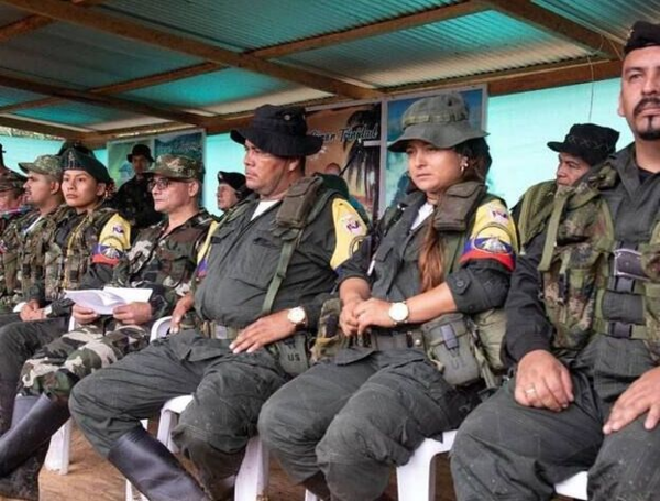 Alias Lorena, sentada junto a alias Calarcá y al propio Iván Mordisco.