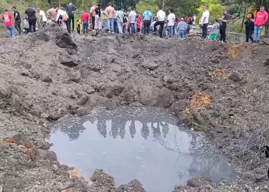 El gigantesco cráter que dejó la explosión por el ataque terrorista a una patrulla de la Policía en Cauca.