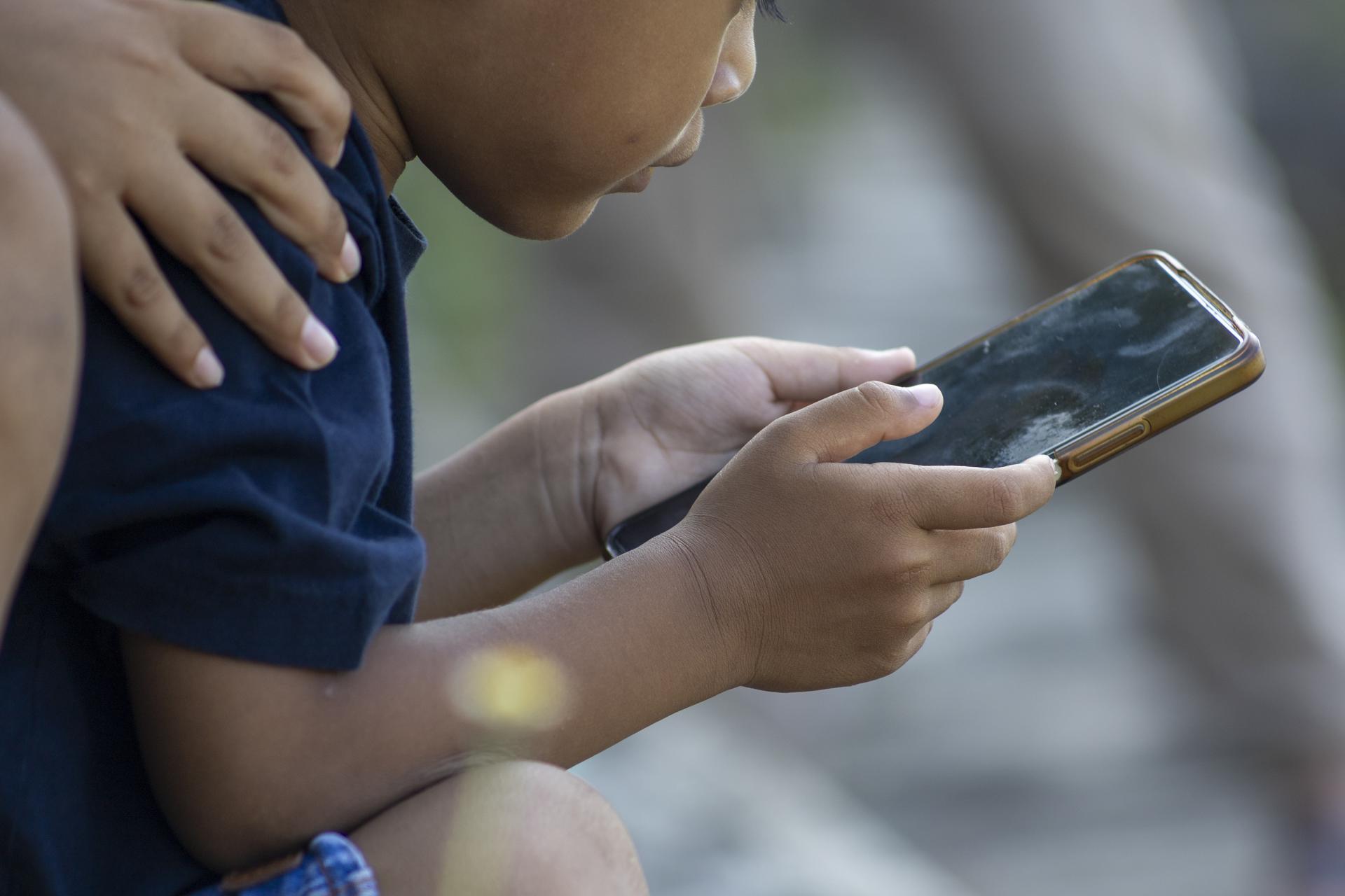 Indonesia bloqueo de redes sociales a niños menores de 16 años