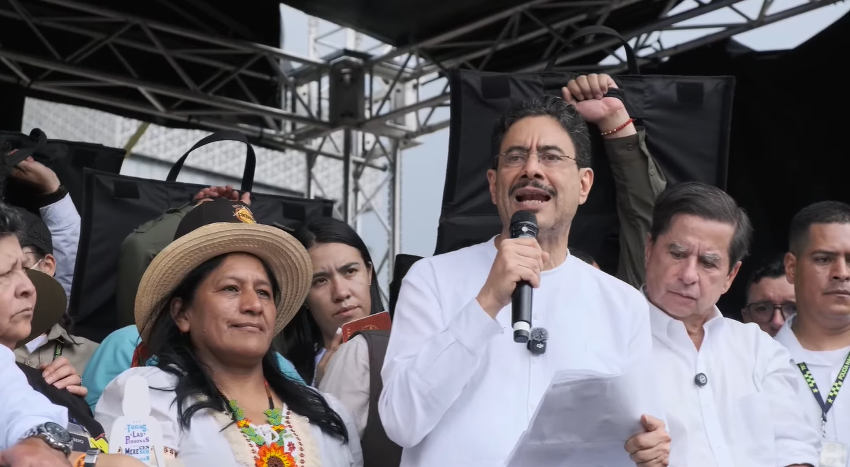 Iván Cepeda Castro durante su discurso en el Parque de San Antonio, en Medellín.