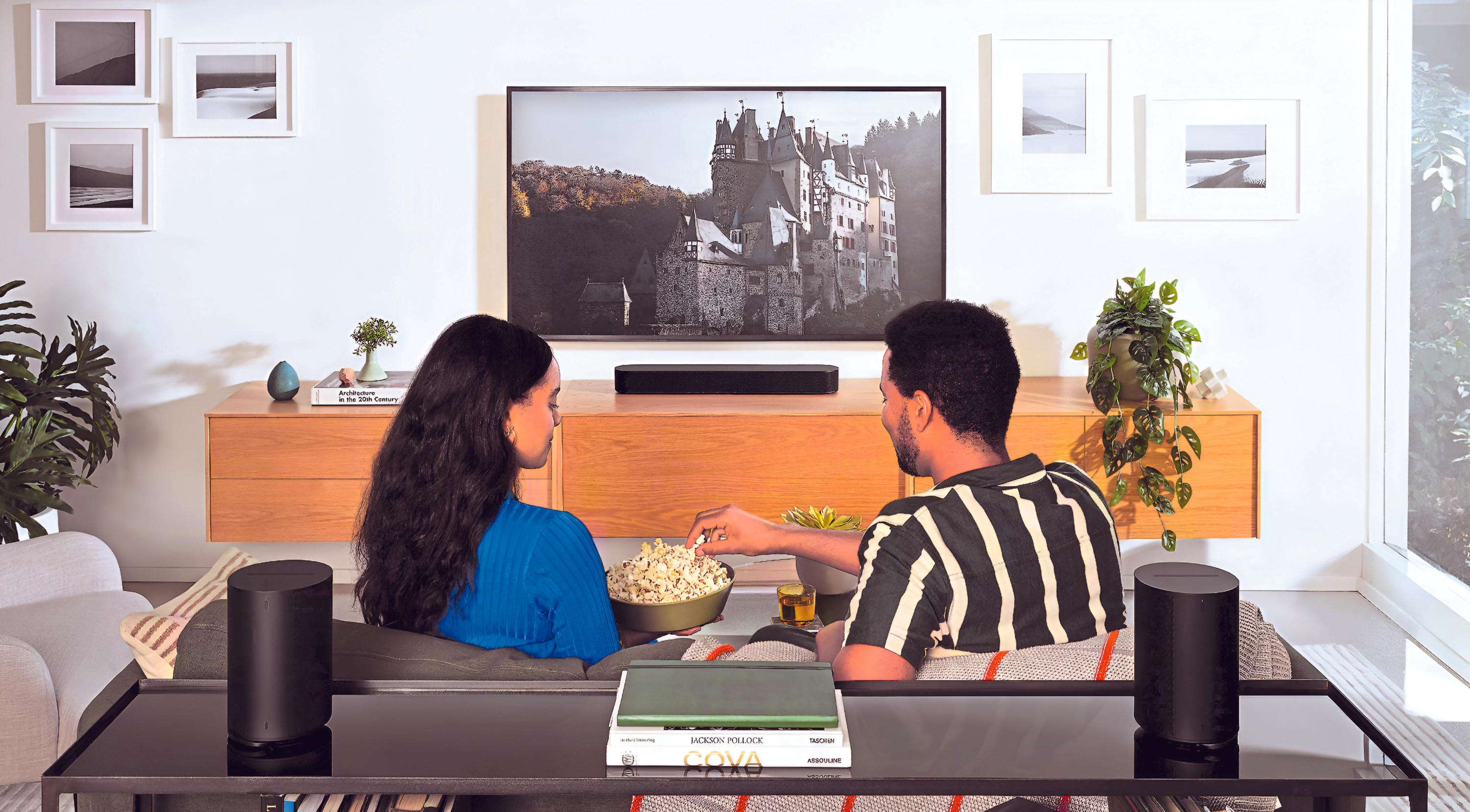 În ceea ce privește instalarea în spațiul definit, diferența dintre boxe și soundbar-uri este totală.