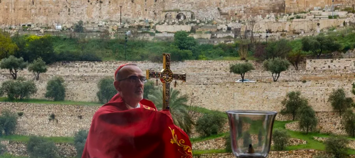El cardenal Pierbattista Pizzaballa, patriarca latino de Jerusalén, celebra una misa con motivo del Domingo de Ramos en Jerusalén.