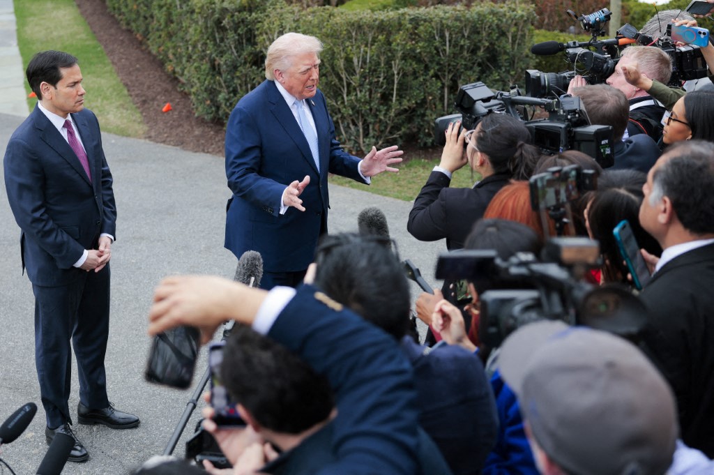 El secretario de Estado de EE. UU., Marco Rubio (izquierda), y el presidente de EE. UU., Donald Trump, hablando con periodistas en la Casa Blanca