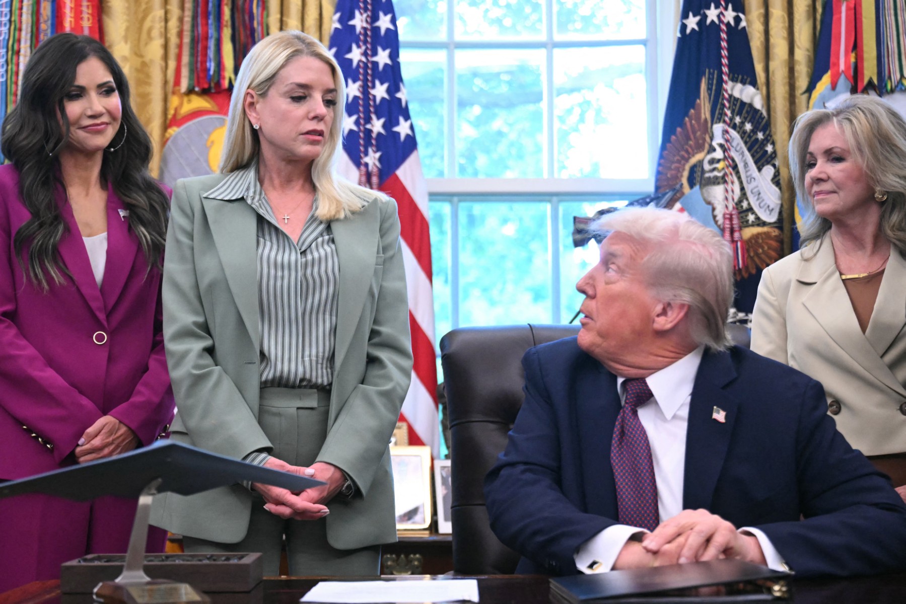 La ahora exfiscal general de EE. UU., Pam Bondi (segunda por la izquierda), y la senadora Marsha Blackburn (derecha) hablan con el presidente Donald Trump en la Casa Blanca.