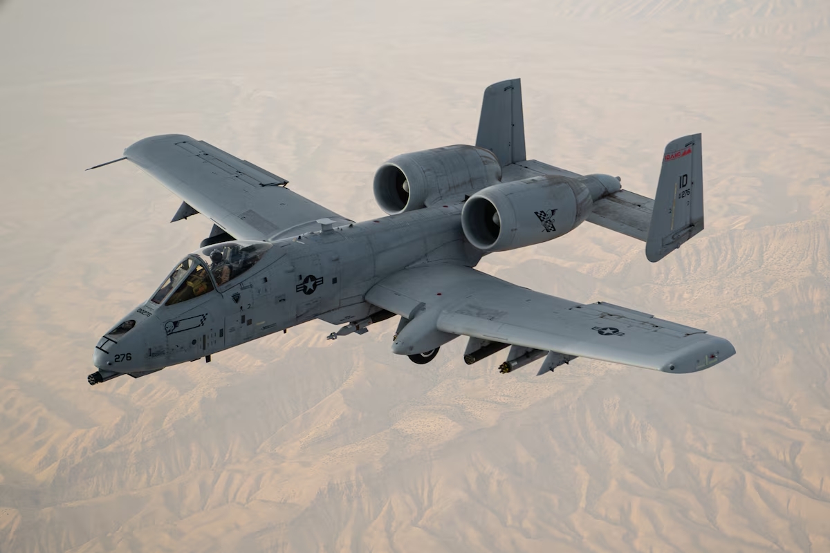 El A-10C Thunderbolt II es un avión diseñado para el apoyo aéreo cercano a las fuerzas terrestres.