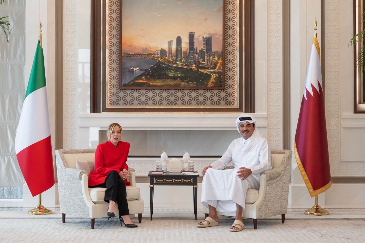 al Emir de Qatar, el Jeque Tamim bin Hamad Al-Thani, recibiendo a la Primera Ministra de Italia, Giorgia Meloni, durante su encuentro en el Palacio de Lusail